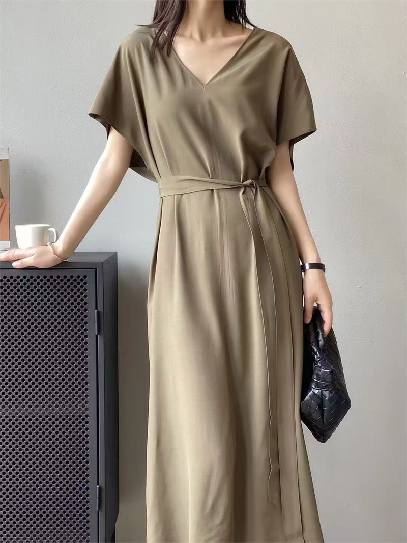 실사 프랑스식 여름 새로운 미니멀리즘 출퇴근 V넥 캐주얼 다용도 펌프 로프 허리 수축 디자인 슬림해 보이는 여성 드레스