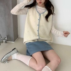 批发实拍时尚减龄亲肤马夹女秋冬新款<b class='q'>甜美</b>风圆领单排扣拼花边针织马甲