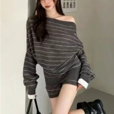 批发实拍韩系斜肩撞色条纹针织套装女慵懒露肩毛衣抽绳短裤两件套<b class='q'>秋</b>装