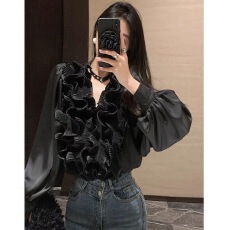 批发设计感独特别致木耳边V领打底<b class='q'>衬衫</b>女秋冬款法式高级短款内搭上衣