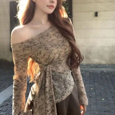 批发法式绑带斜肩长袖针织衫女秋季设计感纯欲气质修身收腰不规则上衣