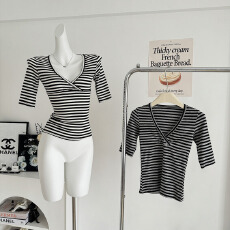 批发Laareetoo 条纹<b class='q'>七分袖</b><b class='q'>T</b><b class='q'>恤</b>女夏季气质百搭V领设计感上衣修身显瘦
