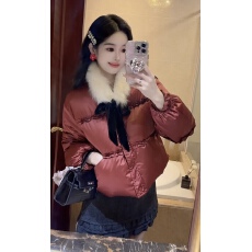 批发新年红高级感花边拼接羽绒服女2025冬季新款时尚气质毛领保暖外套