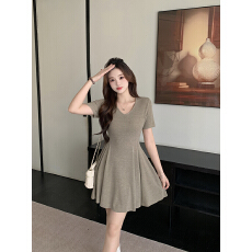 批发实拍<b class='q'>大码</b>女装2026夏装新款短袖针织<b class='q'>连衣裙</b>修身显瘦法式V领<b class='q'>连衣裙</b>