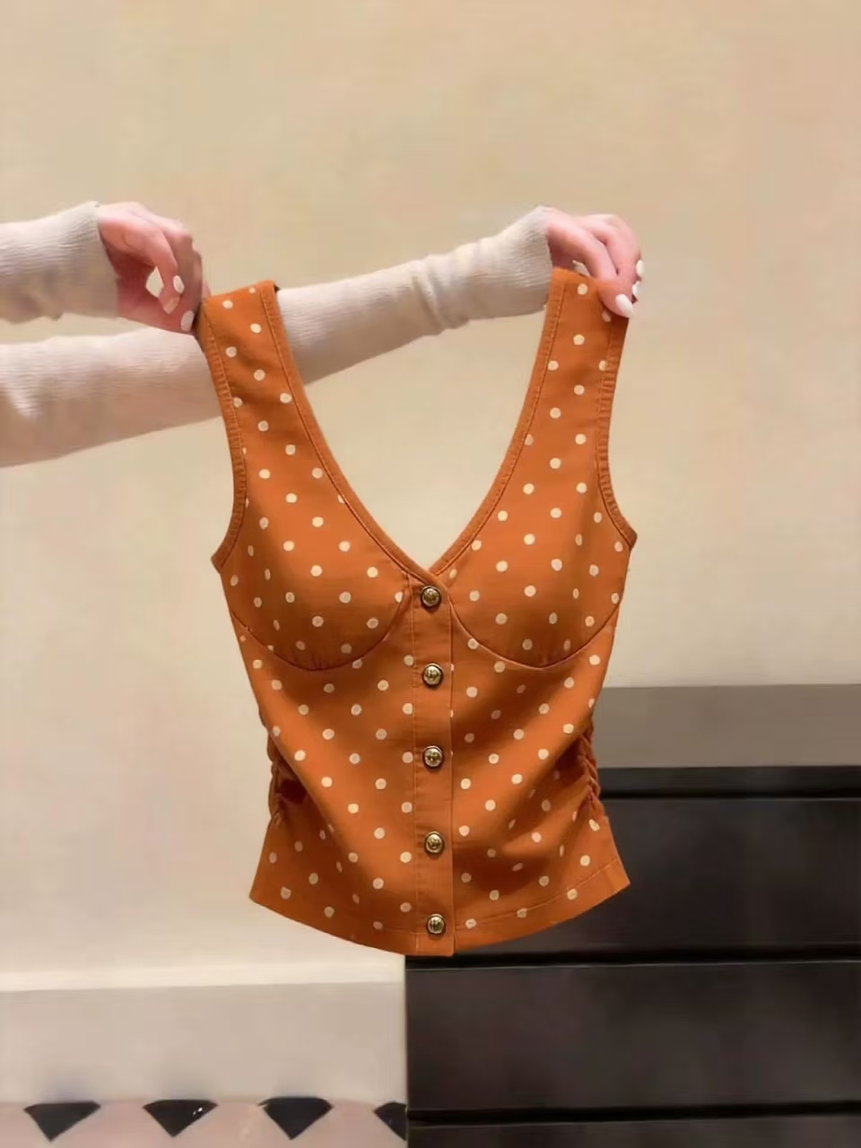 대외 무역 카운터 수출 여성 의류 레트로 스타일 도트 무늬 V넥 조끼 여성 허리 수축 슬림해 보이는 외출용 인사이드 가져 가라. 민소매 맨위