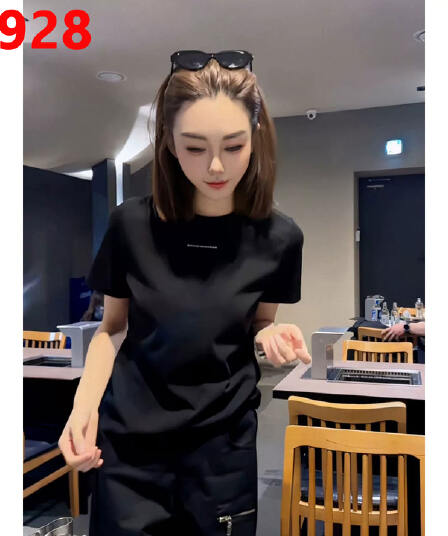 유럽 상품 고급 센스 검정색 긍정적 인 어깨 반팔 티셔츠 여성 여름 2026 새로운 고급 사소한 알파벳 프린트 맨위