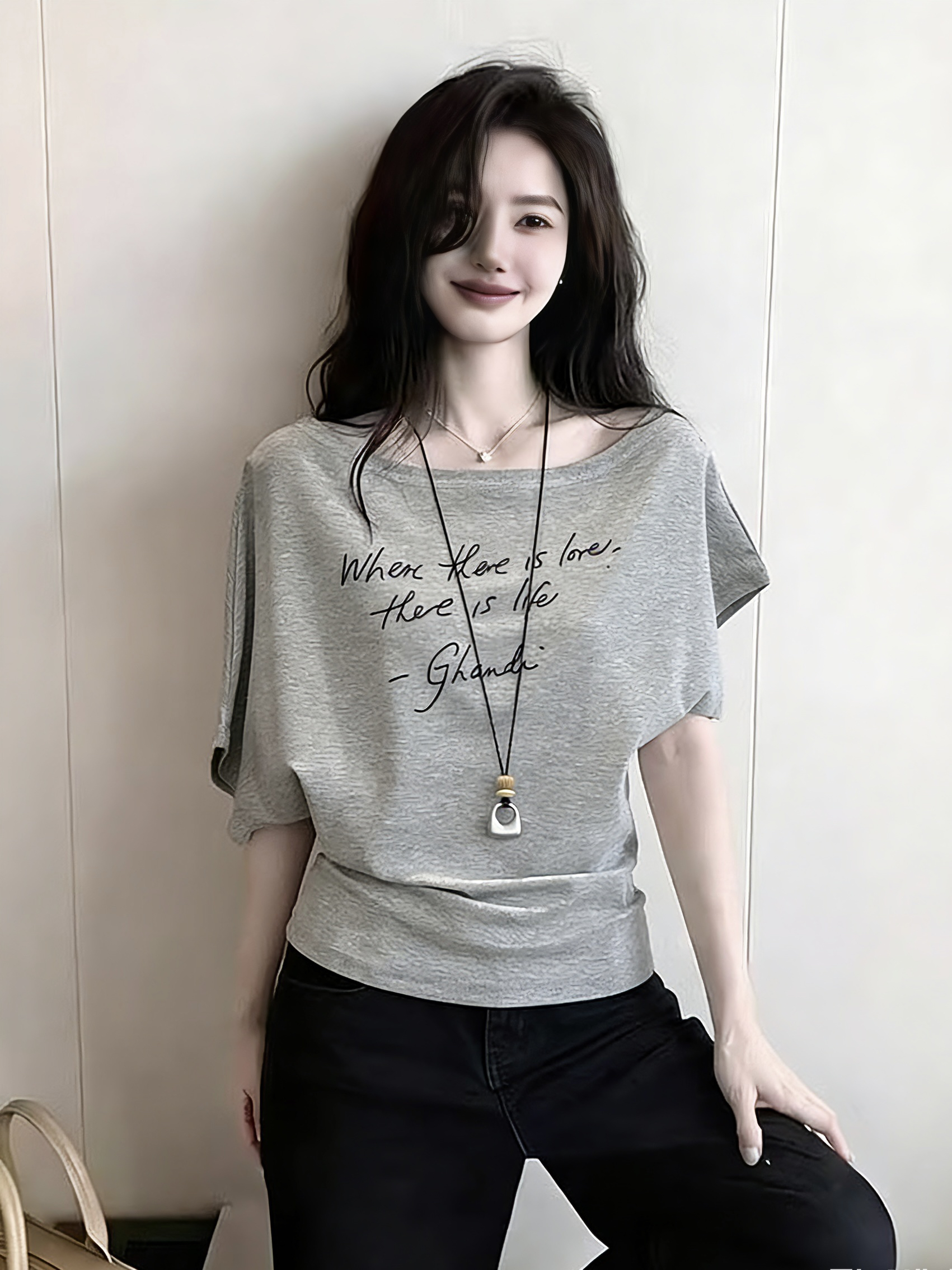 한 부서 디자인 센스 오프숄더 알파벳 프린트 반팔 티셔츠 여성 여름 2026 새로운 허리 수축 비대칭 맨위