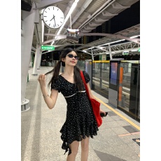 批发实拍夏季甜酷碎花不规则裙摆系带<b class='q'>连衣裙</b>短款女