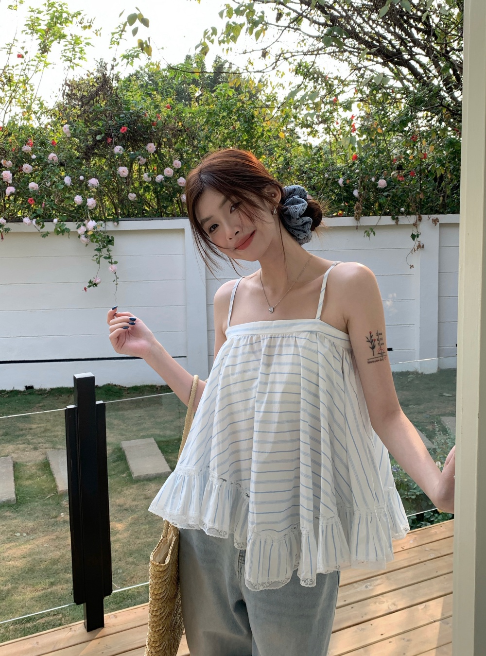 실사 여름 새로운 휴가 바람 레이스 레이스 패치워크 슬립 작은 셔츠 디자인 센스 한 부서 루즈핏 맨위 여성