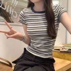 批发美式复古chic条纹T恤女夏季撞色设计感减龄修身打底上衣正肩短袖
