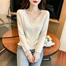 法式V领蕾丝花边针织衫毛衣女秋季新款设计感蝴蝶结长袖打底上衣
