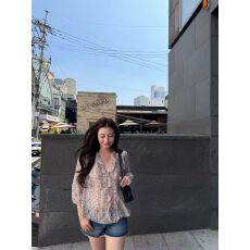 批发4PRIL 轻透氛围感 荷叶边V领小衫女夏季宽松法式波点长袖套头衬衫