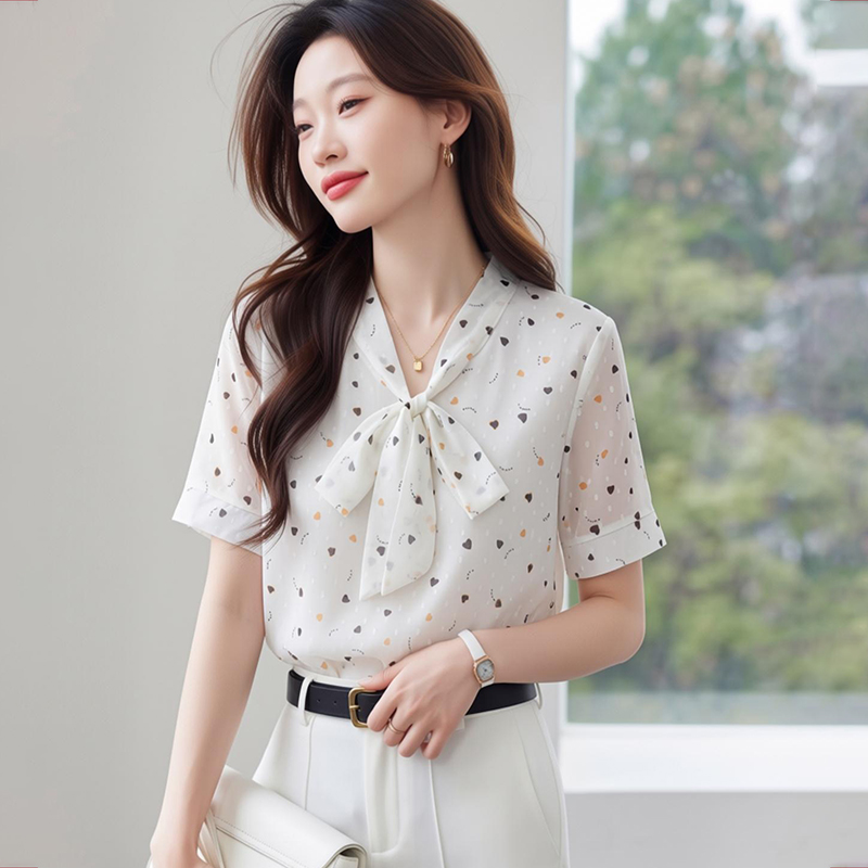 2026 여름 새로운 품격 꽃무늬 V넥 쉬폰 블라우스 여성용 짧은 소매 연령 감소 작은 셔츠 외국 가스 나비 매듭 맨위