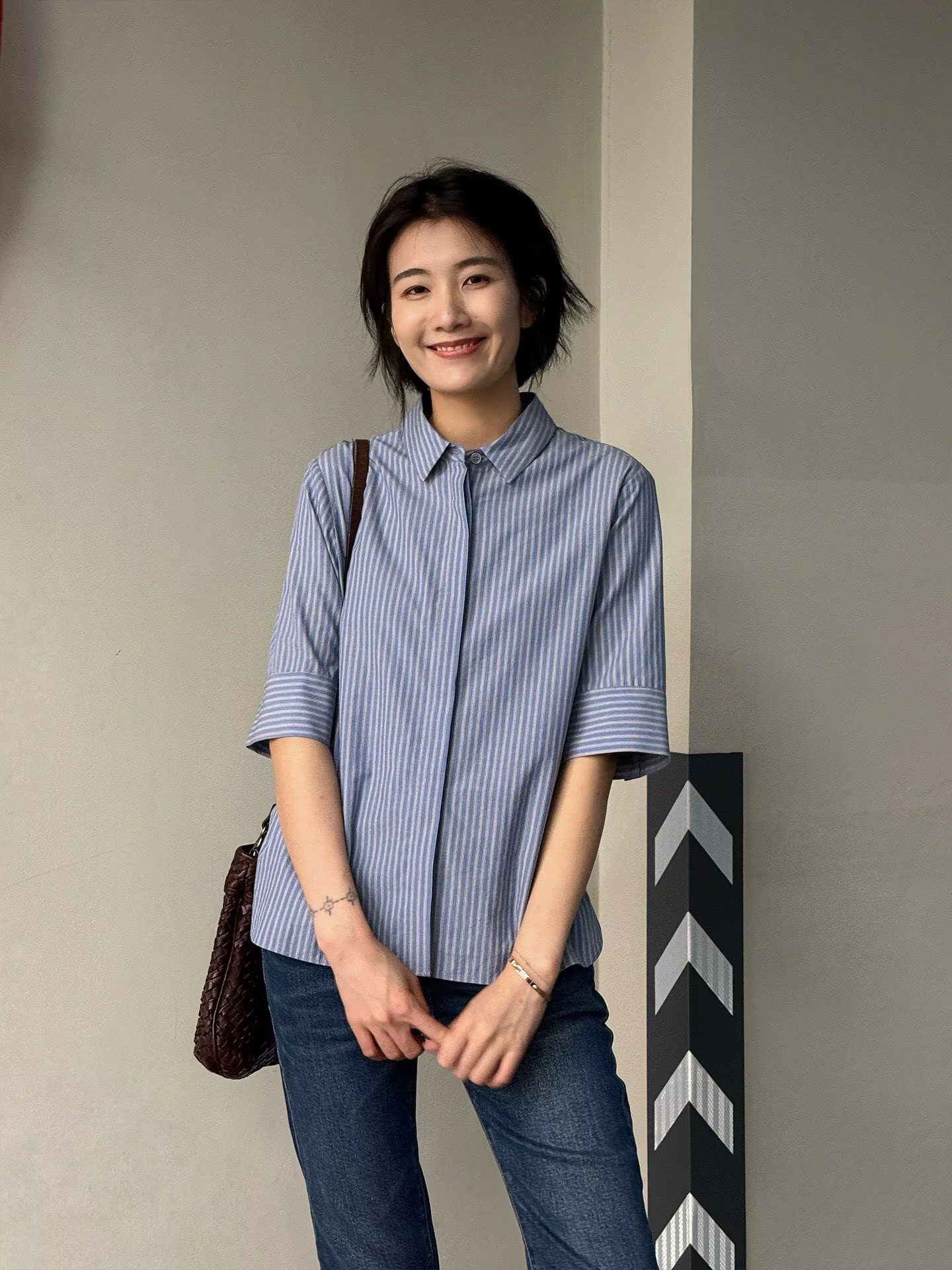 웨이브 청 순면 스트라이프 반팔 셔츠 2026 새로운 여성 여름 폴로 칼라 맨위 긍정적 인 어깨 품격 여성 셔츠