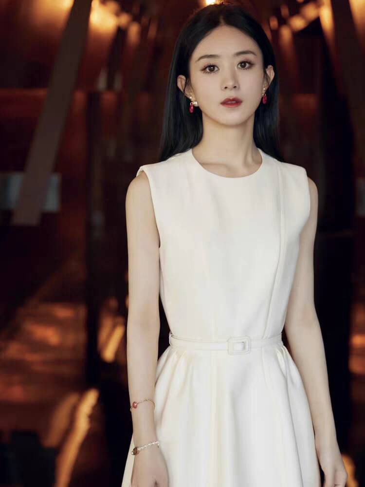 자오 리 잉 같은 단락 화이트 여성 드레스 고급 센스 2026 새로운 여름 품격 슬림해 보이는 민소매 조끼 치마