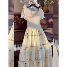 批发法式<b class='q'>田园</b>风白色针织印花<b class='q'>连衣裙</b>女春季新款休闲度假风修身蛋糕长裙