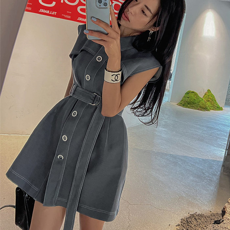 있음 선적 벨트 명시적 스티치 디자인 민소매 드레스