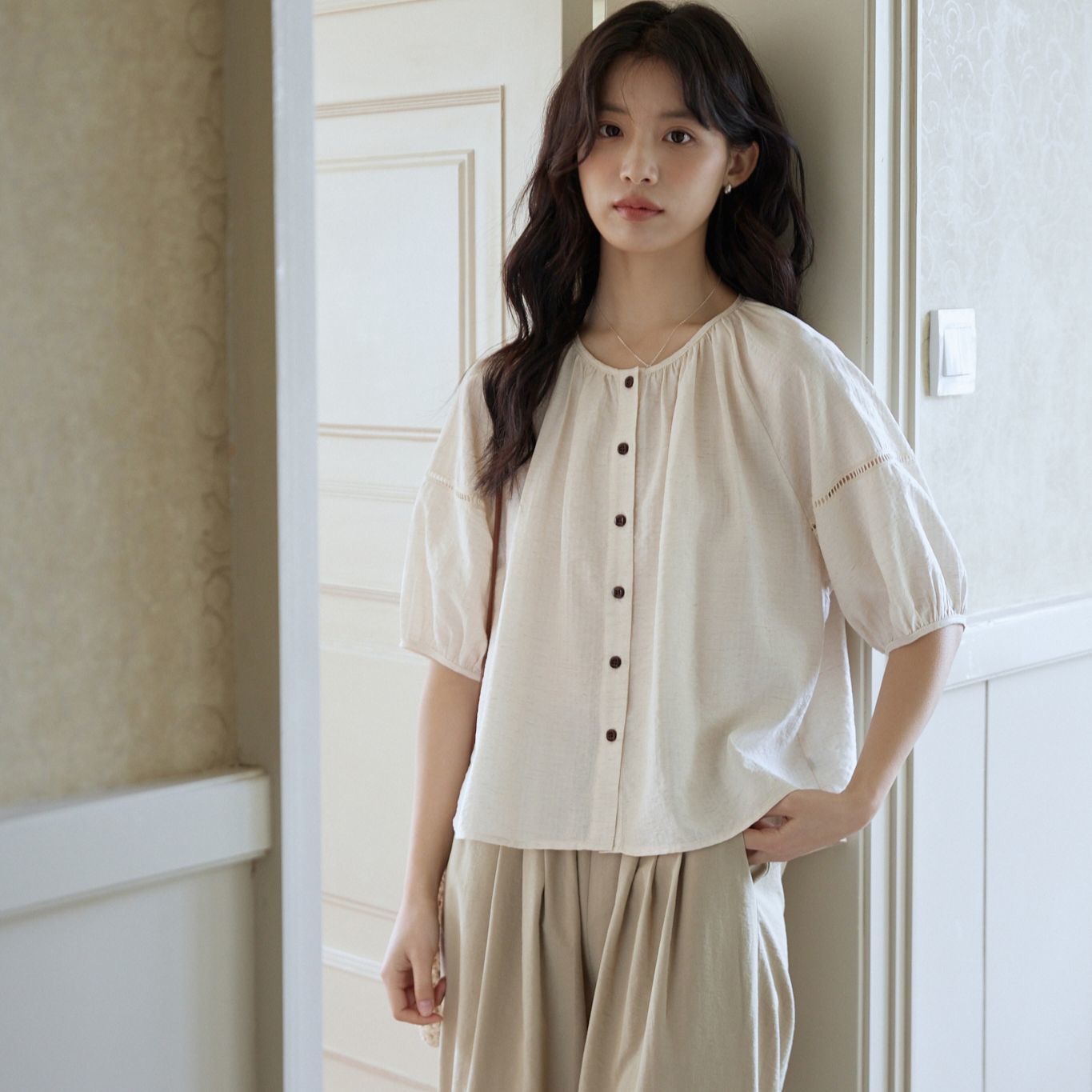 프랑스식 라운드 넥 거품 소매 여성 셔츠 여름 새로운 루즈핏 패치워크 디자인 센스 셔츠 주름 질감 맨위