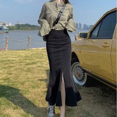 批发黑色牛仔半身鱼尾裙女夏季新款设计感小众高腰开叉a字包臀裙