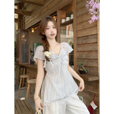 批发实拍实价 韩系氛围感V领上衣女夏季设计感<b class='q'>镂空</b>露腰蕾丝拼接小衫