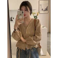 批发春<b class='q'>秋</b>季长袖衬衫女装设计感小众新款法式气质别致V领短款上衣
