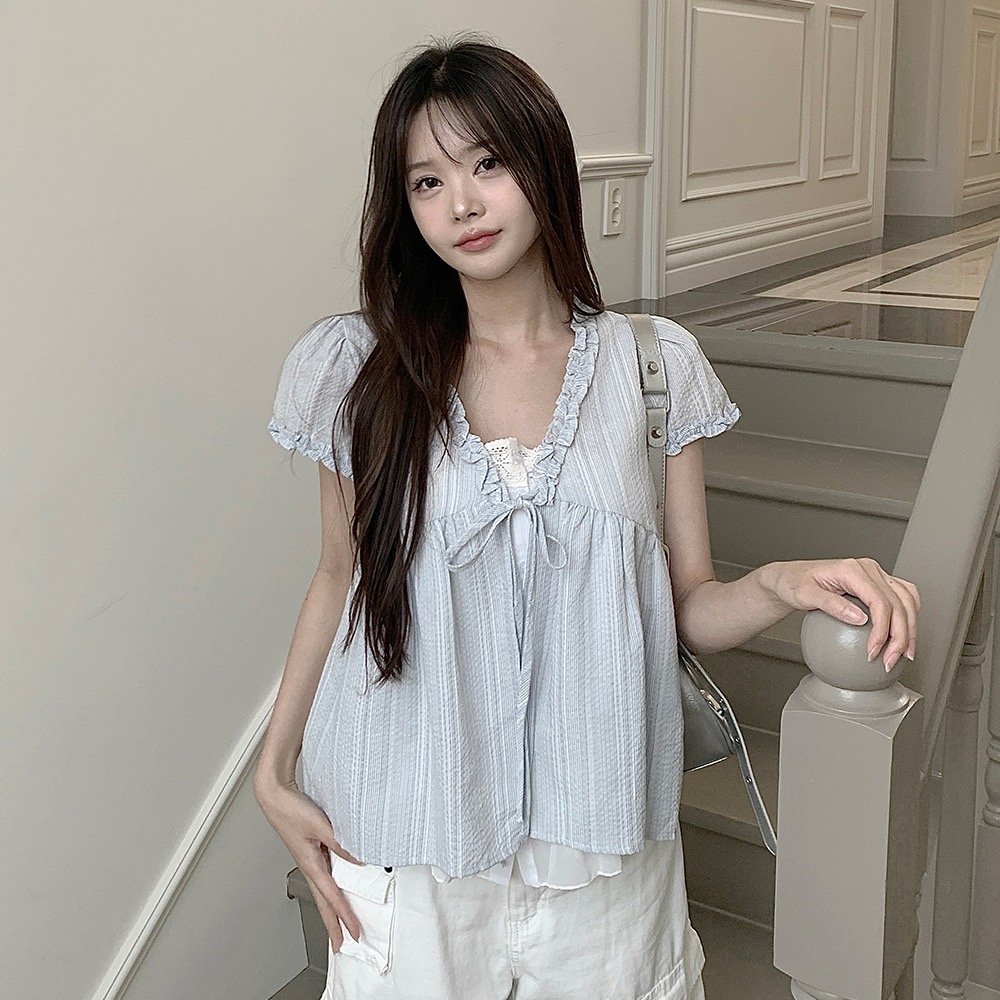 여름 새로운 루즈핏 한국 스타일 스트라이프 페이크 레이어드 반팔 인형 셔츠 V 넥 셔츠 프릴 레이스업 맨위 여성