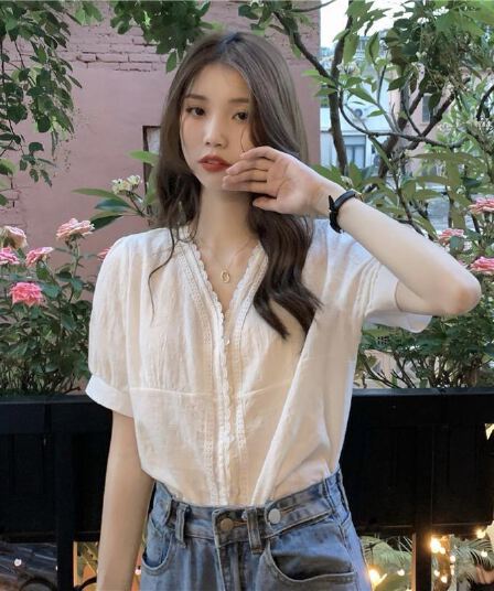 여름 2026 새로운 V넥 레이스 거품 소매 흰 셔츠 디자인 센스 작은 대중 빛 요리 한 반팔 셔츠 맨위 여성