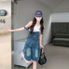 批发实拍 新款复古工装风牛仔背带裤<b class='q'>女</b>时尚减龄宽松阔腿连体短裤