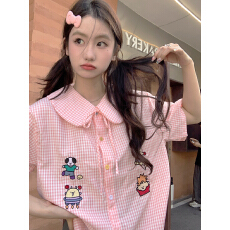 批发实拍粉色格子娃娃领短袖衬衫女2026夏季别致刺绣绑带日系<b class='q'>甜美</b>格纹