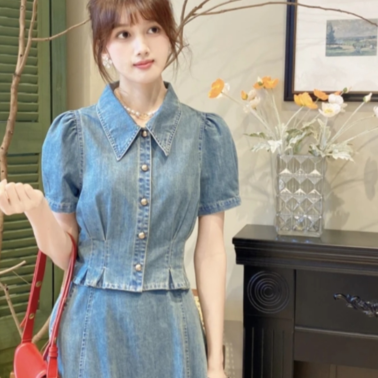새로운 우아한 몸매 가꾸기 슬림해 보이는 레트로 데님 반팔 작은 셔츠