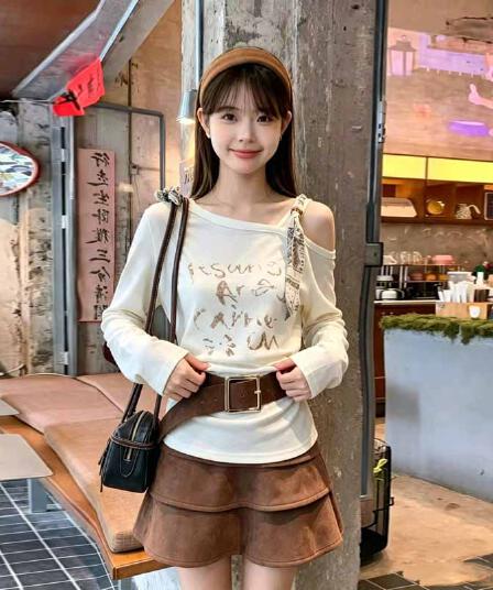 실사 2026 가을 새로운 디자인 센스 작은 대중 오프숄더 슬립 프린트 맨위 케이크 반신 미니 스커트 투피스 세트