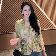 批发<b class='q'>雪纺</b><b class='q'>衫</b>印花上衣女夏季新款女装V领时尚气质收腰蝙蝠袖衬衫防晒衫