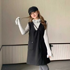 批发新款法式设计感小众复古气质高级感背心裙+打底衫+包包3件套