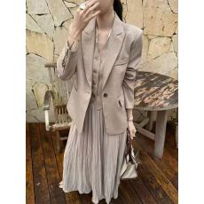 批发新款复古老钱风休闲西装外套+领短款马甲+压褶半身裙3件套