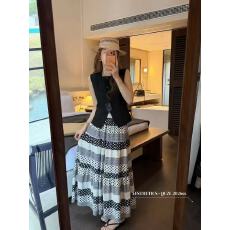 批发新款韩版高级感时尚炸街减龄收腰显瘦马甲+条纹半身裙<b class='q'>套装</b>