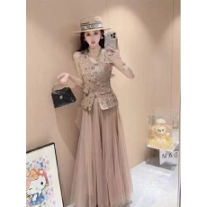 批发新款高级感显瘦无袖重手工编织亮片马甲+松紧腰网纱裙<b class='q'>套装</b>