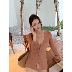 批发新款法式温柔风粉色针织V领喇叭袖开衫+松紧腰百褶裙<b class='q'>套装</b>