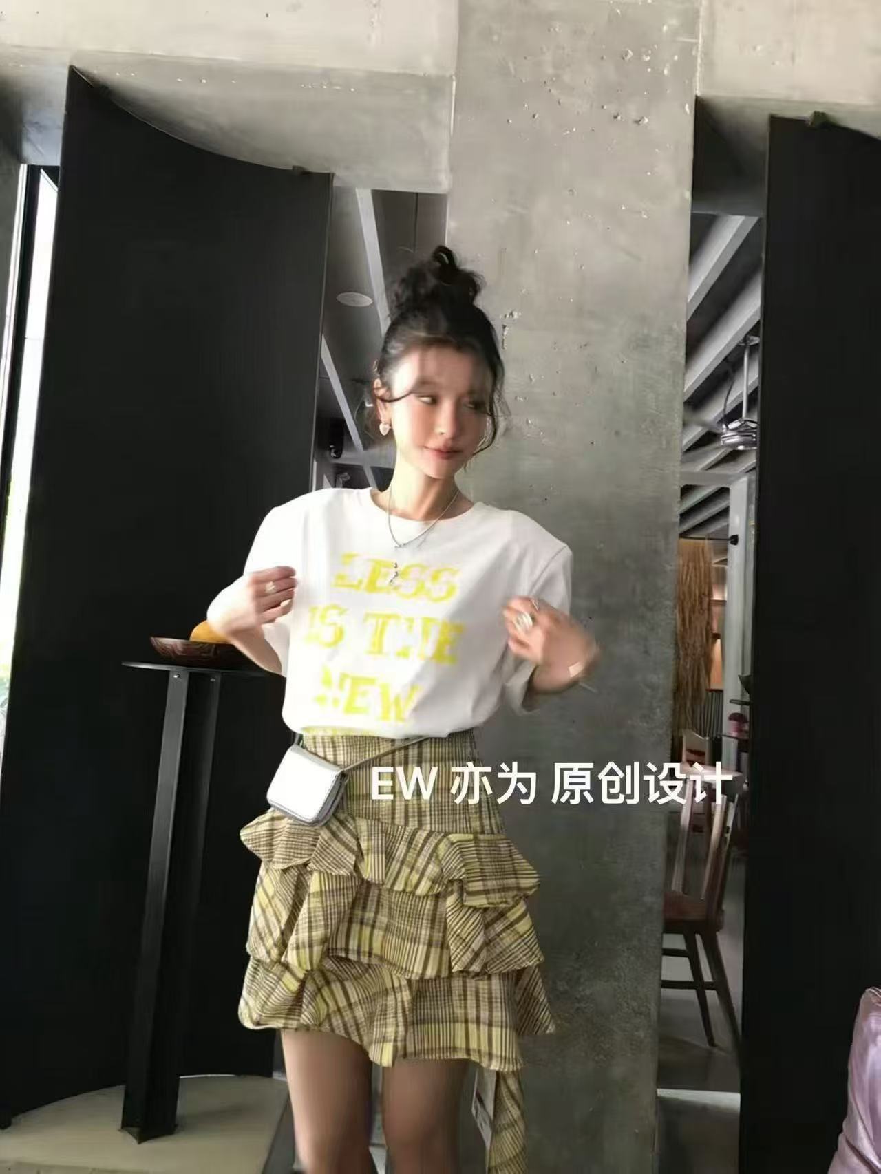 새로운 한국 스타일 패션 알파벳 프린트 반팔 티셔츠 허리밴드 불규칙 반신 치마 세트