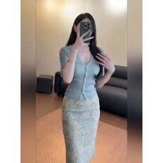 批发新款纯欲设计感气质冰丝v领针织衫+高腰蕾丝包臀半裙套装