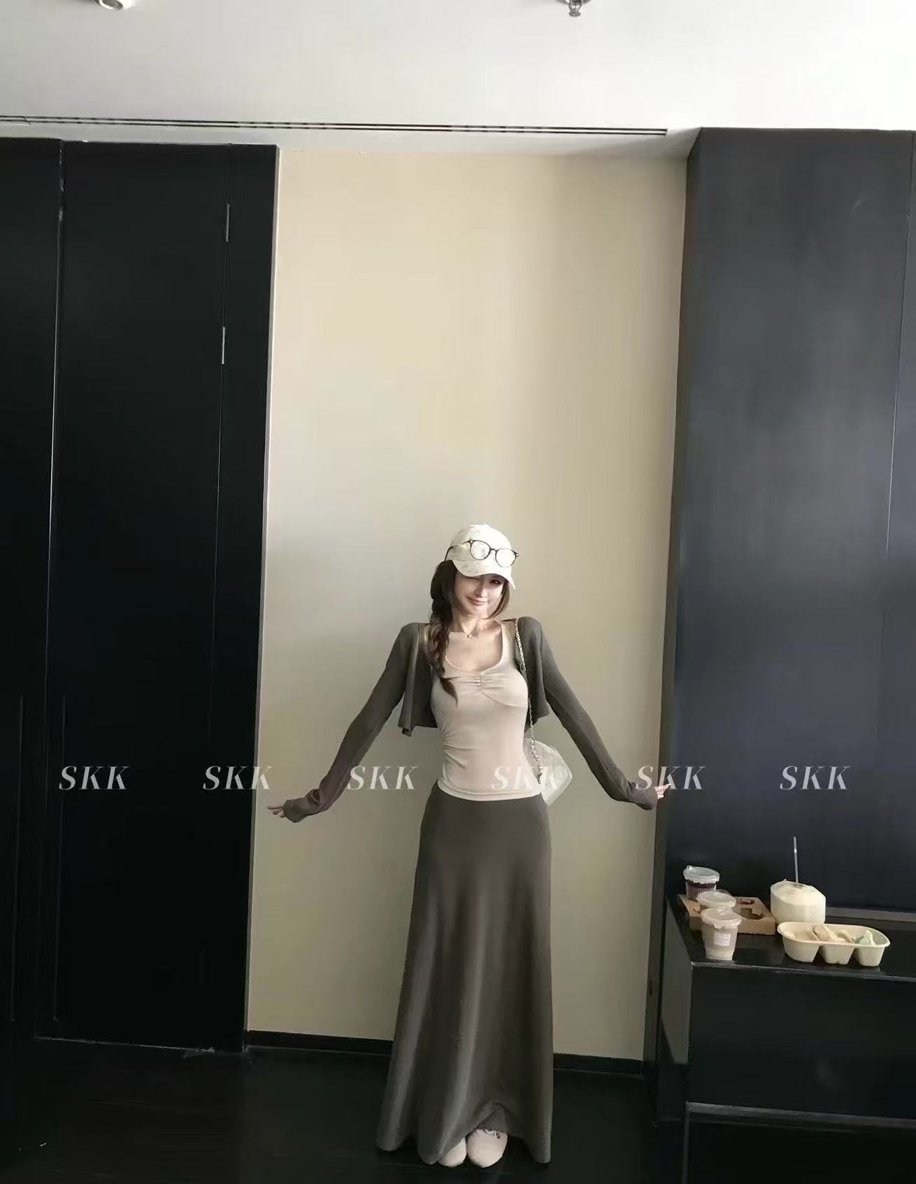새로운 한 부서 느슨함 센스 슬림해 보이는 출퇴근 편안함 짧은 오픈 가디건 슬립 허리밴드 반신 치마 세트