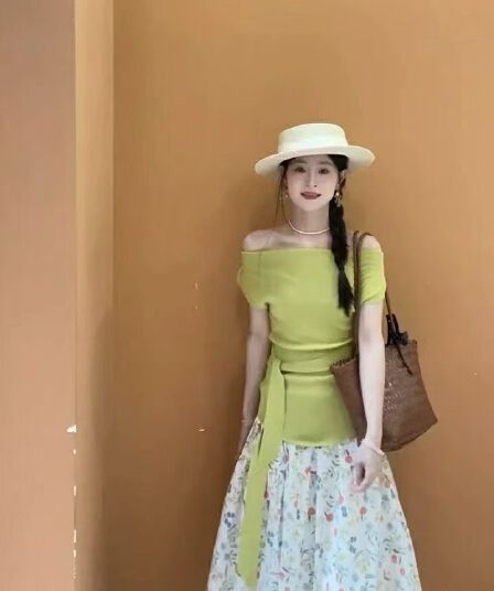 새로운 슬림해 보이는 오프숄더 허리 수축 스트랩 니트 반팔 작은 셔츠 허리밴드 꽃무늬 반신 치마 세트