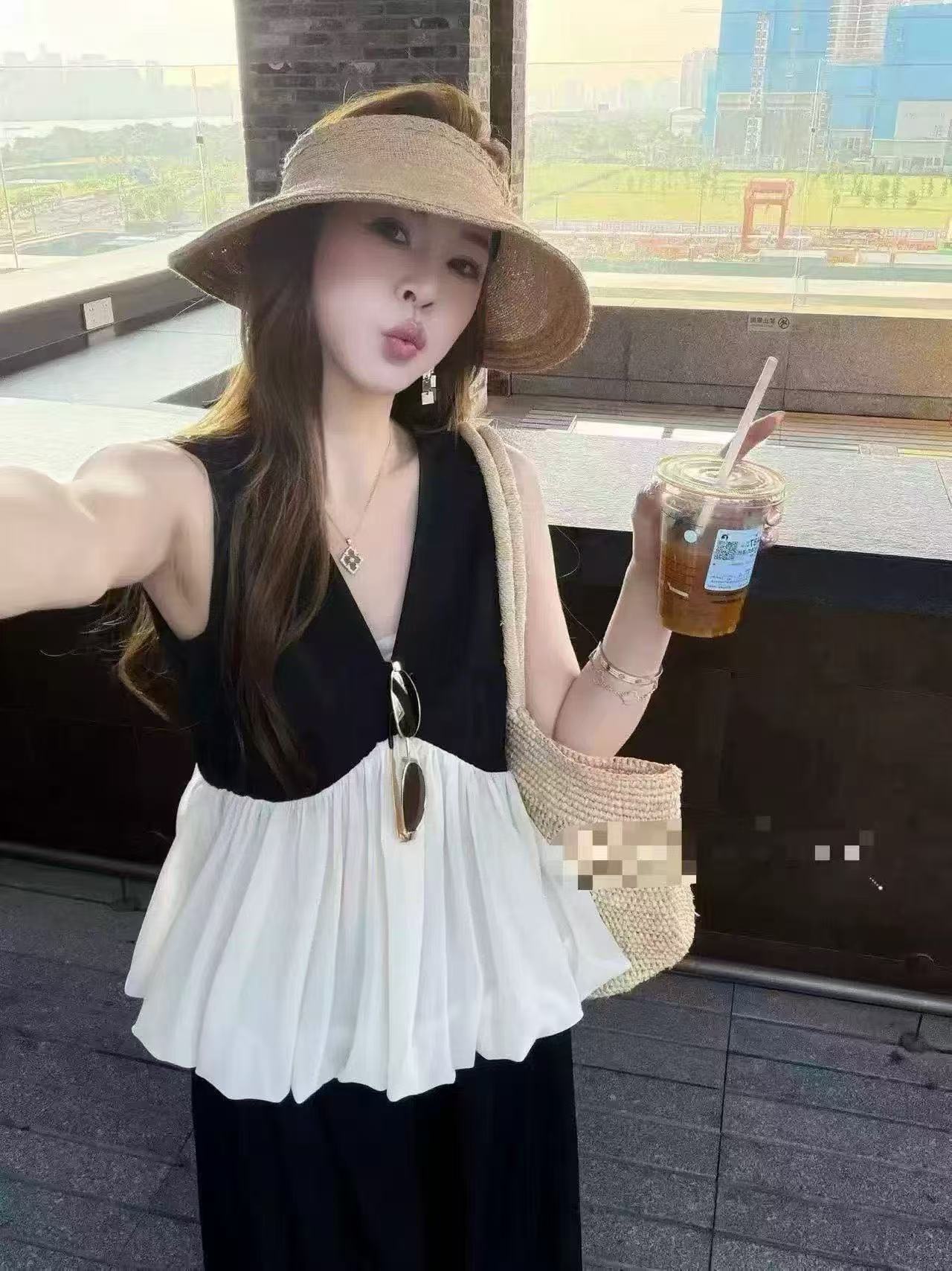 새로운 한국 스타일 패션 다용도 디자인 센스 V넥 패치워크 민소매 맨위 허리밴드 와이드 레그 팬츠 세트