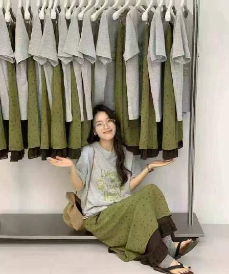 한국 스타일 패션 루즈핏 슬림해 보이는 반팔 프린트 맨위 허리밴드 패치워크 색상 반신 스커트 치마 투피스 세트