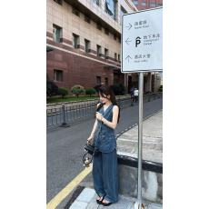 批发新款V领无袖排扣牛仔马甲背心+高腰拼接屁帘休闲裤两件套