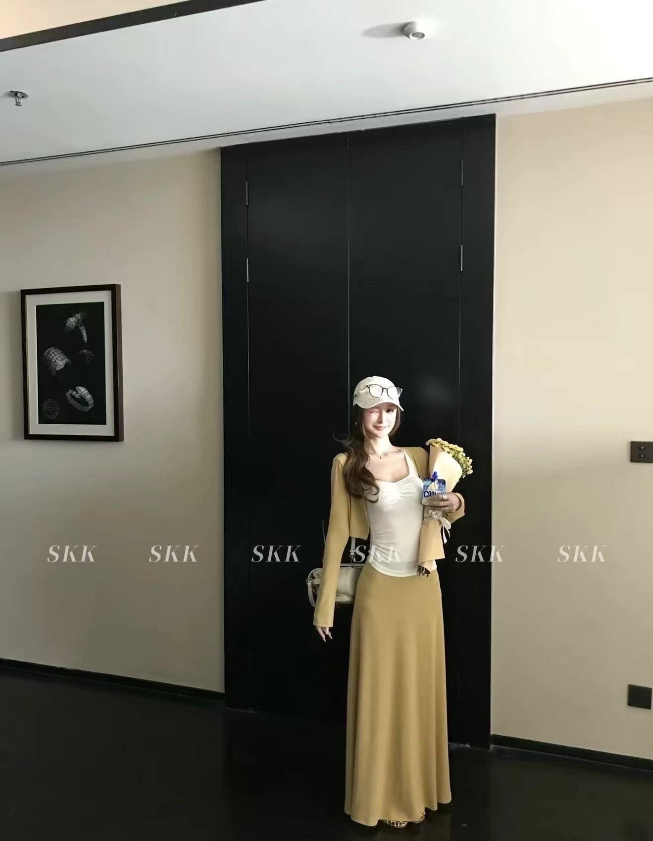 새로운 한 부서 느슨함 센스 슬림해 보이는 출퇴근 편안함 짧은 오픈 가디건 슬립 허리밴드 반신 치마 세트