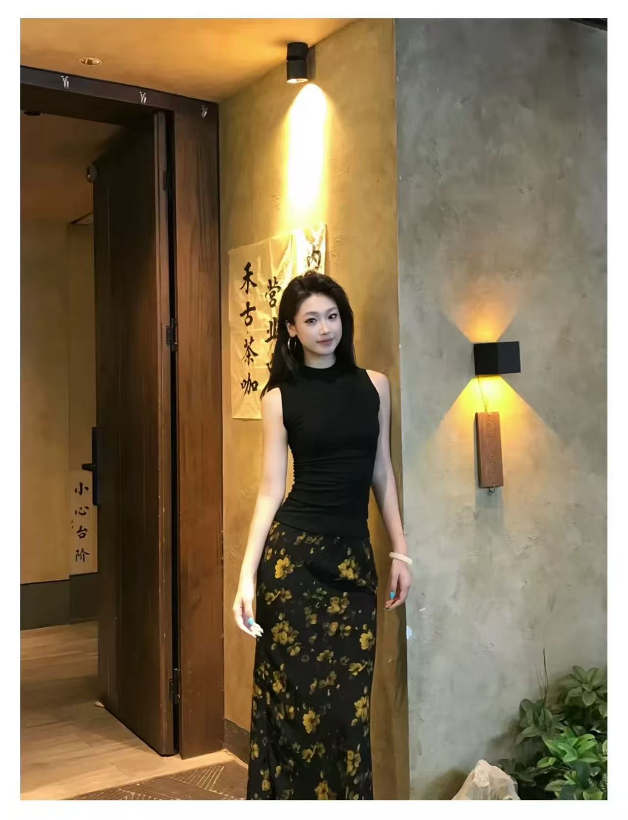 새로운 한 부서 디자인 센스 몸매 가꾸기 슬림해 보이는 반하이넥 맨위 하이웨이스트 품격 꽃무늬 반신 치마 세트