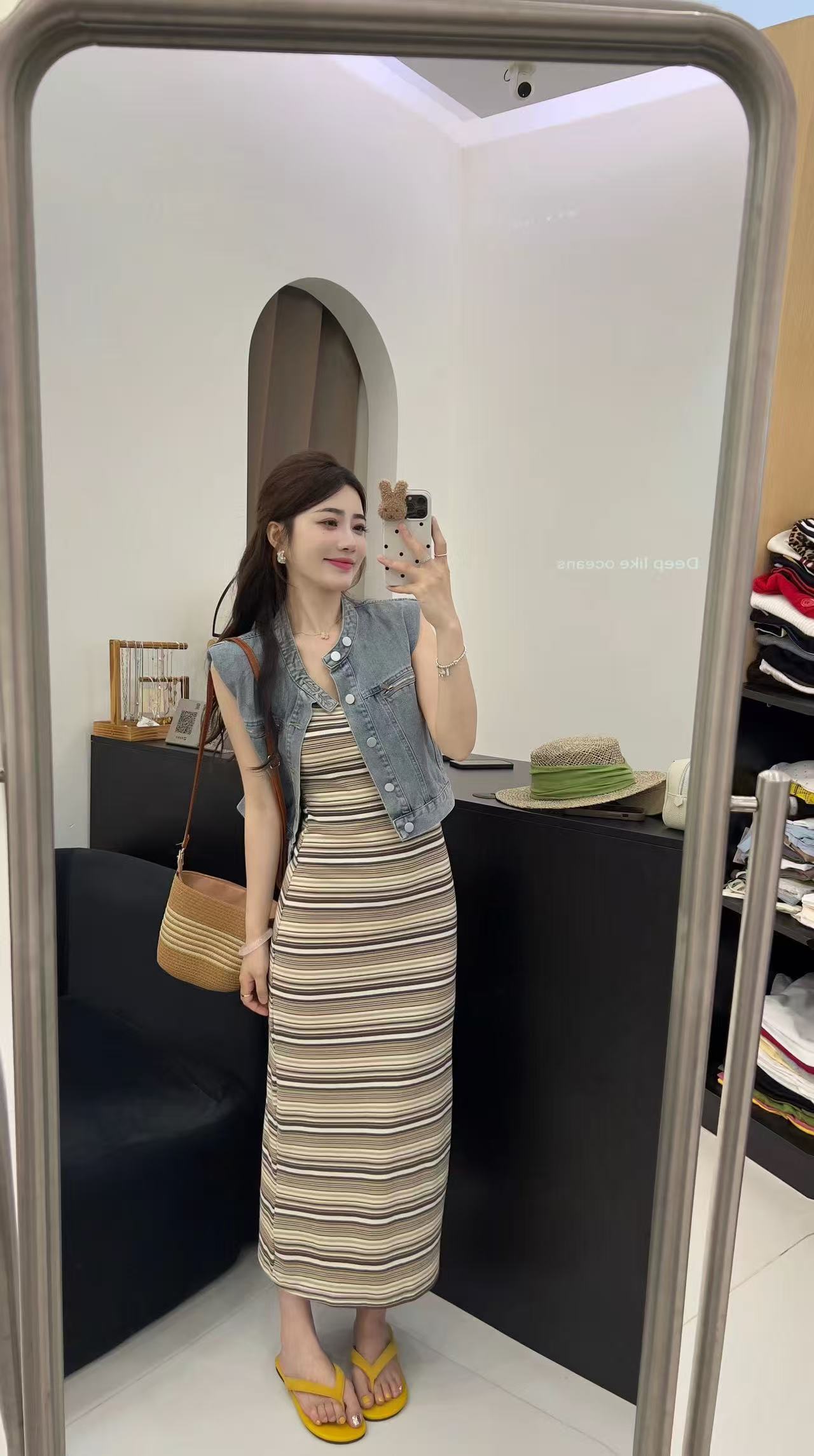 새로운 패션 레트로 항구 바람 품격 스탠드 칼라 민소매 데님 베스트 몸매 가꾸기 스트라이프 점프 슈트 치마 세트