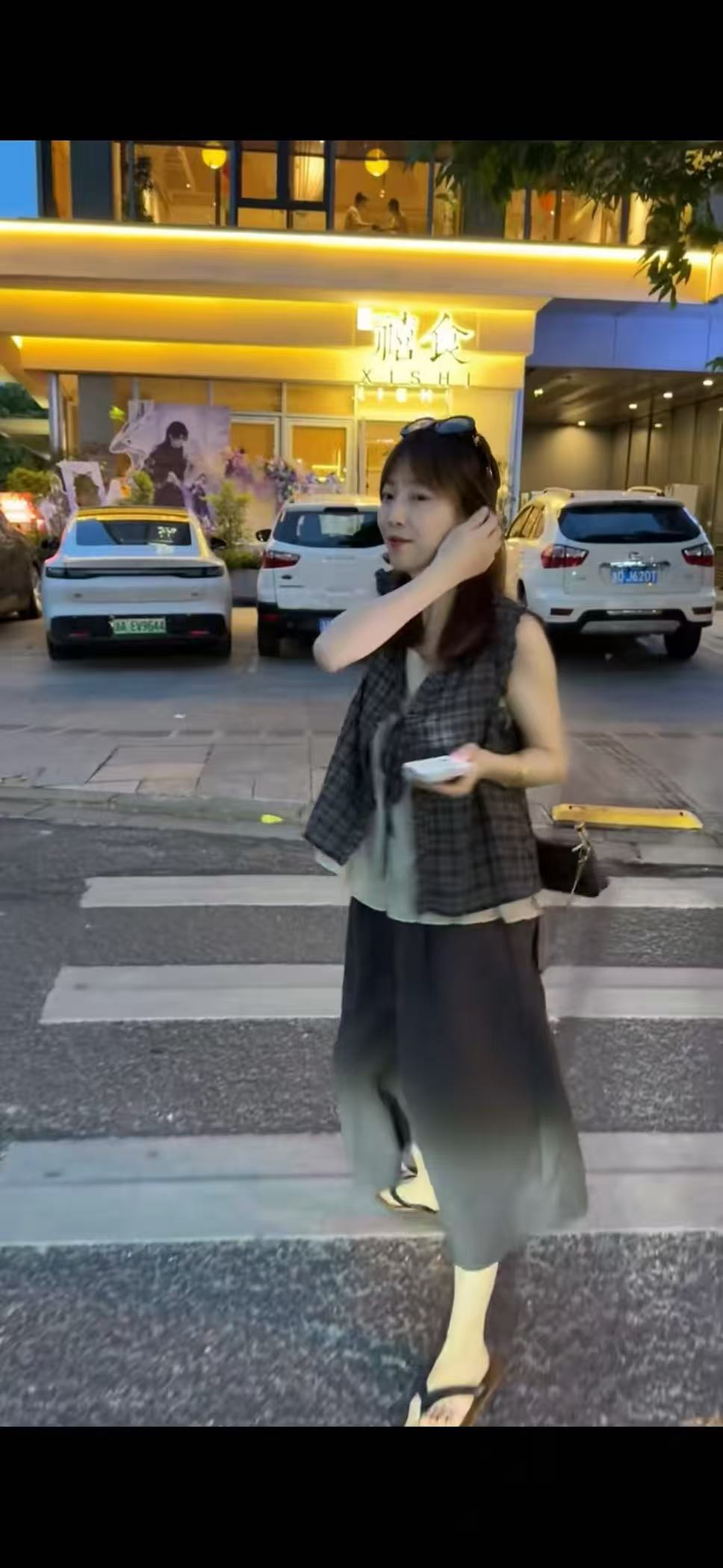 새로운 품격 바람 부드러운 연령 감소 체크무늬 페이크 레이어드 민소매 맨위 허리밴드 7부 바지 세트