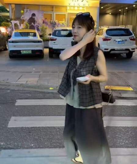 새로운 품격 바람 부드러운 연령 감소 체크무늬 페이크 레이어드 민소매 맨위 허리밴드 7부 바지 세트