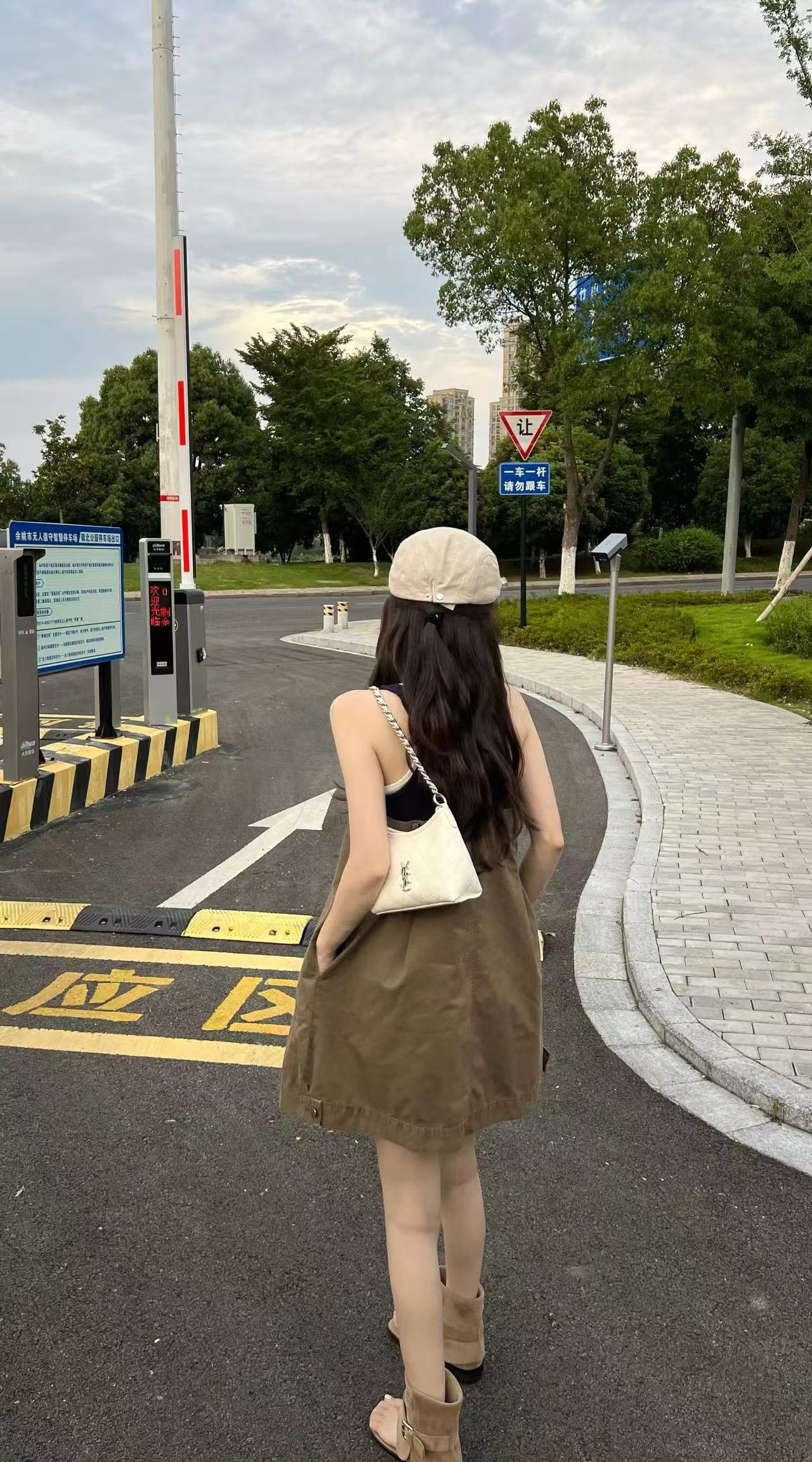 새로운 한국 스타일 패션 몸매 가꾸기 슬림해 보이는 배색 패치워크 민소매 워크웨어 드레스